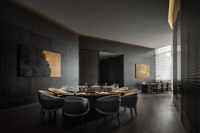 Ensemble de salle à manger de luxe pour restaurant, 1 table ronde en bois massif durable, 12 chaises à dossier haut, design traditionnel personnalisé pour hôtel