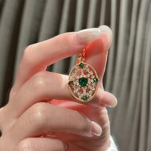 Colgante de Plata de Ley S925 con Microincrustaciones de Circonita Verde, Estilo Medieval Francés, Tallado Hueco, Geométrico Ovalado, Colgantes de Moda - Product Image 4