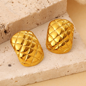 Boucles d'oreilles clous en acier inoxydable motif losanges style européen et américain, plaqué or 18 carats, design de niche haut de gamme, mode soirée - Product Image 3