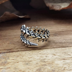 <span class=keywords><strong>Anillo</strong></span> de Centípodo Estilo Anime Punk para Hombre y Mujer, <span class=keywords><strong>Anillo</strong></span> Metálico Gótico Vintage con Diseño Envolvente y Abierto, Regalo para Fiestas, <span class=keywords><strong>Tokyo</strong></span> <span class=keywords><strong>Ghoul</strong></span> - Product Image 5