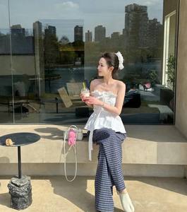 Ensemble chemisier à col rond et pantalon droit blanc, échantillon disponible, sans manches, mélange de coton + tissage teint en fil - Product Image 3