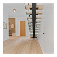 Escalier droit moderne en bois et verre, poutre en acier mono-équer, garde-corps en verre, support d'escalier, éco-responsable, pour villa intérieure