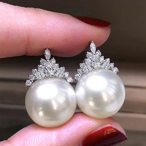 Boucles d'oreilles clous en perles Akoya E3632, or blanc, perles de culture rondes AAA, design couronne, bijoux de mariage pour femme, or 18 carats - Product Image 3