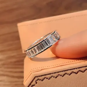 金色结婚戒指装饰永远闪亮的白人男子做莫萨米特钻石