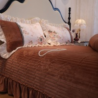 Parure de lit 4 pièces en velours de lait polyester, motif floral matelassé teint réactif, avec housse de couette en soie glacée et bordure à volants en dentelle