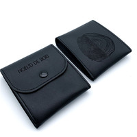 OEM kustom tas kantong perhiasan kulit hitam mewah dengan Logo timbul dapat didaur ulang jam tangan lembut tombol tas amplop parfum kulit