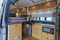 Aménagement de camping-car de luxe pour Sprinter : Cuisine en bambou, lit fixe, sièges pivotants, plancher en teck – Ensemble complet du fabricant