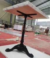 Ensemble de meubles de café modernes, table basse carrée avec plateau en marbre et base en fonte