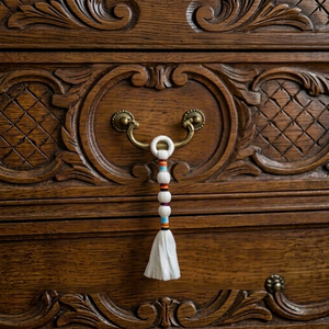 Pendentif traditionnel en perles de bois avec franges blanches pour décoration de meubles d'intérieur - Product Image 1