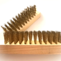 Brosse à fil d'acier souple à long manche en bois, revêtement laiton, modèle personnalisable OEM 8072-27, longueur des poils 2CM, nettoyage de la rouille, naturelle
