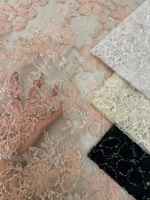 Tissu en dentelle florale brodée multicolore avec embellissements en perles, tissu en dentelle à paillettes