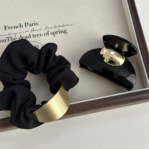 Chouchous pour <span class=keywords><strong>cheveux</strong></span> en tissu noir avec breloque en alliage d'or Attaches pour <span class=keywords><strong>cheveux</strong></span> de style élégant simple Griffe de <span class=keywords><strong>cheveux</strong></span> à mâchoire en <span class=keywords><strong>plastique</strong></span> noir pour filles - Product Image 1