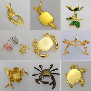 Figurines en métal dorées à thème animal (escargot, crabe, fourmi, fleur) d'origine chinoise, emballées individuellement, pour mariage/anniversaire - Product Image 1