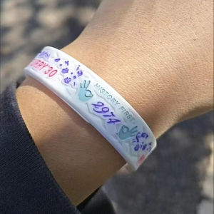 Event Sport Armbänder Fashion Match Gruppierung Silikon kautschuk Armbänder mit geprägtem Design - Product Image 1