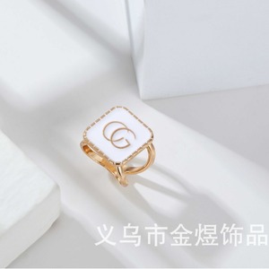 Anillo de Moda con Letra G en Resina Blanca, Diseño Cuadrado, Tono Dorado, Unisex, Accesorio de Uso Diario - Product Image 2