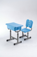 Ensemble de mobilier scolaire pour salle de classe, comprenant des bureaux, des chaises et des tabourets. Fabriqué en structure d'acier plastique avec plateau en ABS.