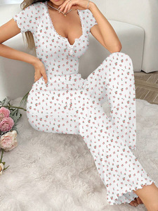 Set <span class=keywords><strong>da</strong></span> Casa di Alta Qualità per Donna con <span class=keywords><strong>Camicia</strong></span> <span class=keywords><strong>da</strong></span> <span class=keywords><strong>Notte</strong></span> a Maniche Corte <span class=keywords><strong>Invernale</strong></span> e Pantaloni Lunghi con Orlo Arrotolato, Stampa Floreale Piccola e Motivo a Piselli, in Poliestere - Product Image 6