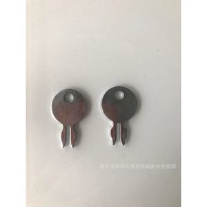 Clé de contact pour tracteur 5083, accessoire en métal argenté - Product Image 1