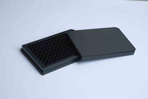 AMA Plaque de culture cellulaire Fournitures de laboratoire Plastique stérile traité TC jetable <span class=keywords><strong>96</strong></span> puits Microplaque à fond plat noir - Product Image 3