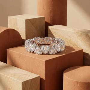 Anillo de Diamantes con Banda de Eternidad en Forma de Corazón Asimétrico - Oro de 9k, 14k y 18k - Product Image 1