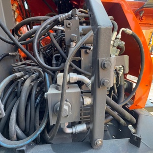 Excavatrice sur chenilles Hitachi ZX135 d'occasion, presque neuve, économe en carburant, 13 tonnes, pour usage agricole et domestique, avec pompe de boîte de vitesses PLC, puissance 72KW - Product Image 6
