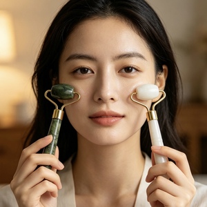 Rodillo Facial y Masajeador Gua Sha de Jade Verde Nefrita Natural Personalizado de Marca Privada con Caja para Venta - Product Image 3