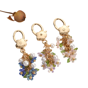 Portachiavi con Fiore e Perla, Ciondolo Floreale Dorato con Nappa per Borsa da Donna, Idea Regalo - Product Image 1