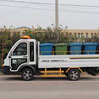 Camion de transport à plateau plat entièrement électrique capable de transporter 8 poubelles de 240 L