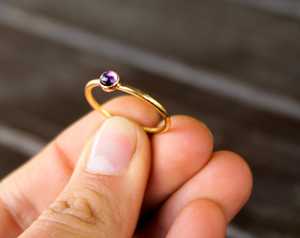 Plata de ley 92,5 con anillo de tecnología de Canal Clásico de forma redonda lisa de amatista púrpura natural pulida en oro - Product Image 3