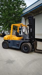 Mini carretilla elevadora usada con pintura Original importada de Japón TCM FD70 7Ton buenas condiciones para venta de maquinaria de construcción en Stock - Product Image 3