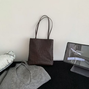 Sac fourre-tout et hobo en cuir tressé à la main, grande capacité, carré vertical, couleur unie, pour femme, collection automne 2025, avec poche zippée, usage quotidien - Product Image 4