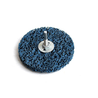 Disque à bandes bleu monté sur un arbre pour le conditionnement des surfaces métalliques