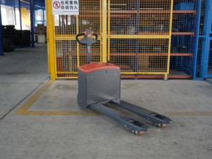 Transpaleta Eléctrica con Capacidad de Carga de 2000 kg, Batería de Plomo-Ácido, Neumáticos Sólidos, Uso en Interiores, Aplicación en Plantas de Manufactura - Product Image 4