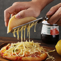 Râpe à fromage et à chocolat en acier inoxydable avec manche en bois – Gadget de cuisine portable, compatible lave-vaisselle, pour râper pommes de terre et citrons