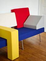 Canapé italien abstrait-geometrique en forme de U à trois places avec design color-block - Tissu personnalisable pour petits appartements et boutiques