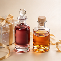 Bouteilles en verre transparent avec liquide rose et ambré pour whisky, brandy, vodka, tequila et présentation à domicile