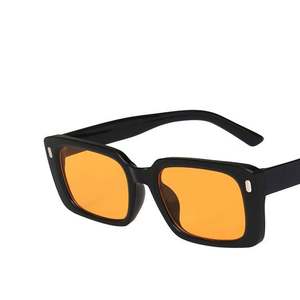 Vente en gros de lunettes de soleil personnalisées à la mode, couleur bonbon, style punk, petite monture carrée, lunettes de soleil pour femmes - Product Image 1