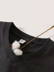 Camiseta de Cuello en V de Algodón Grueso de 210 g con Logotipo Personalizado para Hombre, Corte Holgado, Blanca, Lisa, Informal, Básica, de Manga Corta, Verano, OEM, Venta al Por Mayor - Product Image 3