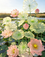 Composition florale géante en organza transparent, lotus rose en maille et feuilles vertes sur support pour vitrine d'exposition, style oriental