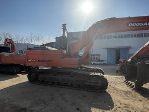 Excavatrice Doosan DX300LC, couleur orange, engin de construction sur chenilles, équipement d'occasion, moteur coréen, 30000 kg, 0-2000 heures de fonctionnement - Product Image 1