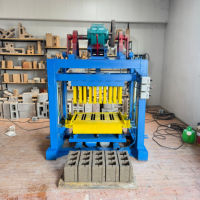 Machine automatique à blocs de ciment avec table vibrante pour pavés creux et pleins, machine à fabriquer des briques à haut rendement