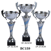 Trophées en métal conçus sur mesure pour les champions sportifs Prix spécial pour les gagnants de football Grands trophées