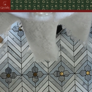 GOLDKING Mosaïque en marbre blanc à chevrons avec motif floral gris et centre doré, montée sur treillis, directement de l'usine, grande disponibilité - Product Image 4