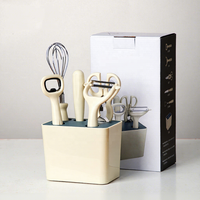 Multifunctionele keukenaccessoireset inclusief schaar, fruitmes, mes, garde, flesopener voor huishoudelijk gebruik en koken thuis.