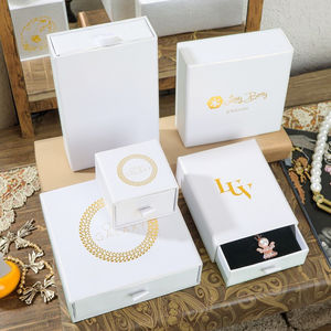 Boîte cadeau pour bijoux islamiques avec logo personnalisé - Boîte rigide en carton recyclable avec laminage mat et gaufrage, design personnalisé - Product Image 2