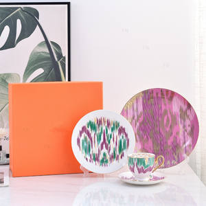 Ensemble de vaisselle de luxe moderne en porcelaine fine avec bord doré, motif doux et durable, pour la maison, les fêtes et les restaurants - Product Image 2