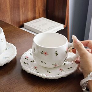 Benzersiz düzensiz tasarım kore tarzı çiçek seramik kupa çay bardağı ve altlık Set el şeklinde düzensiz kahve fincanı hediye fincan - Product Image 5