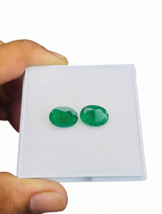 Vente en gros de pierres précieuses naturelles en émeraude Tsavorite, taille ovale 5x7mm, effet de couleur ou de feu, certifiées par un tiers, pour la fabrication de bijoux - Product Image 1