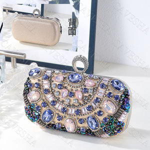 Bolso de mano de poliéster brillante con bordado de cuentas hecho a mano, estilo nuevo transfronterizo, con diamantes incrustados y cierre de hebilla para bolso Tanjing - Product Image 2