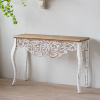 Console d'entrée en bois massif sculpté style campagnard américain, finition blanc vieilli, pieds courbés, décor vintage à motifs ajourés